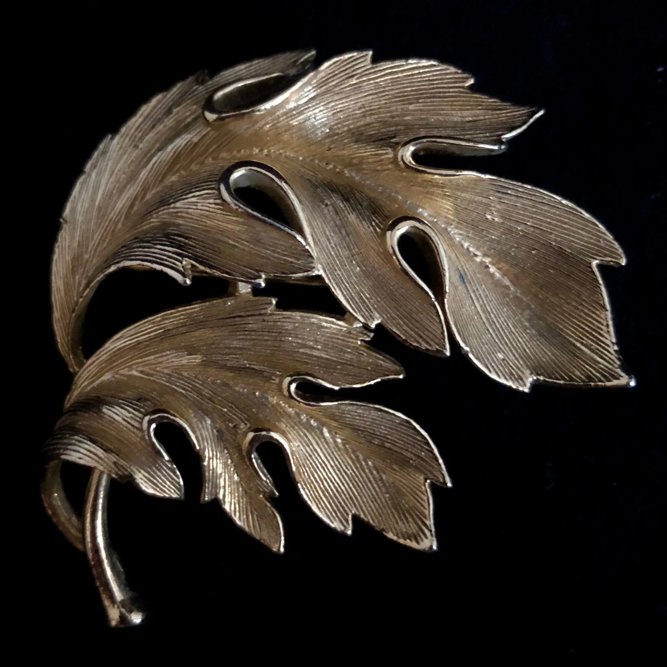 1960s Lisner Textured Leaf Brooch