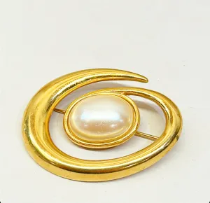 1980s signed vintage Monet faux pearl brooch.