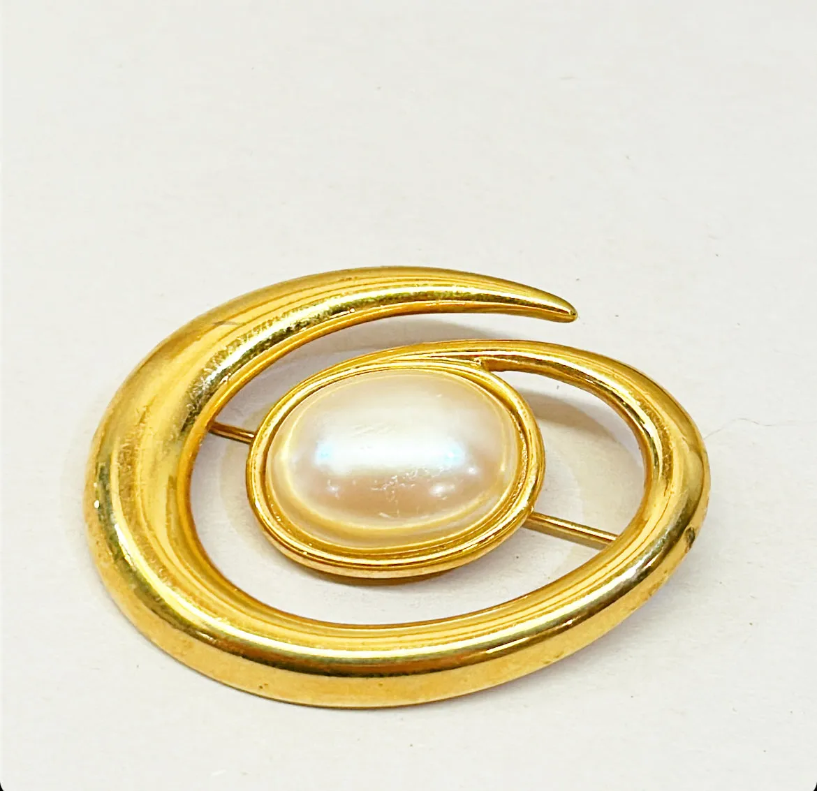 1980s signed vintage Monet faux pearl brooch.