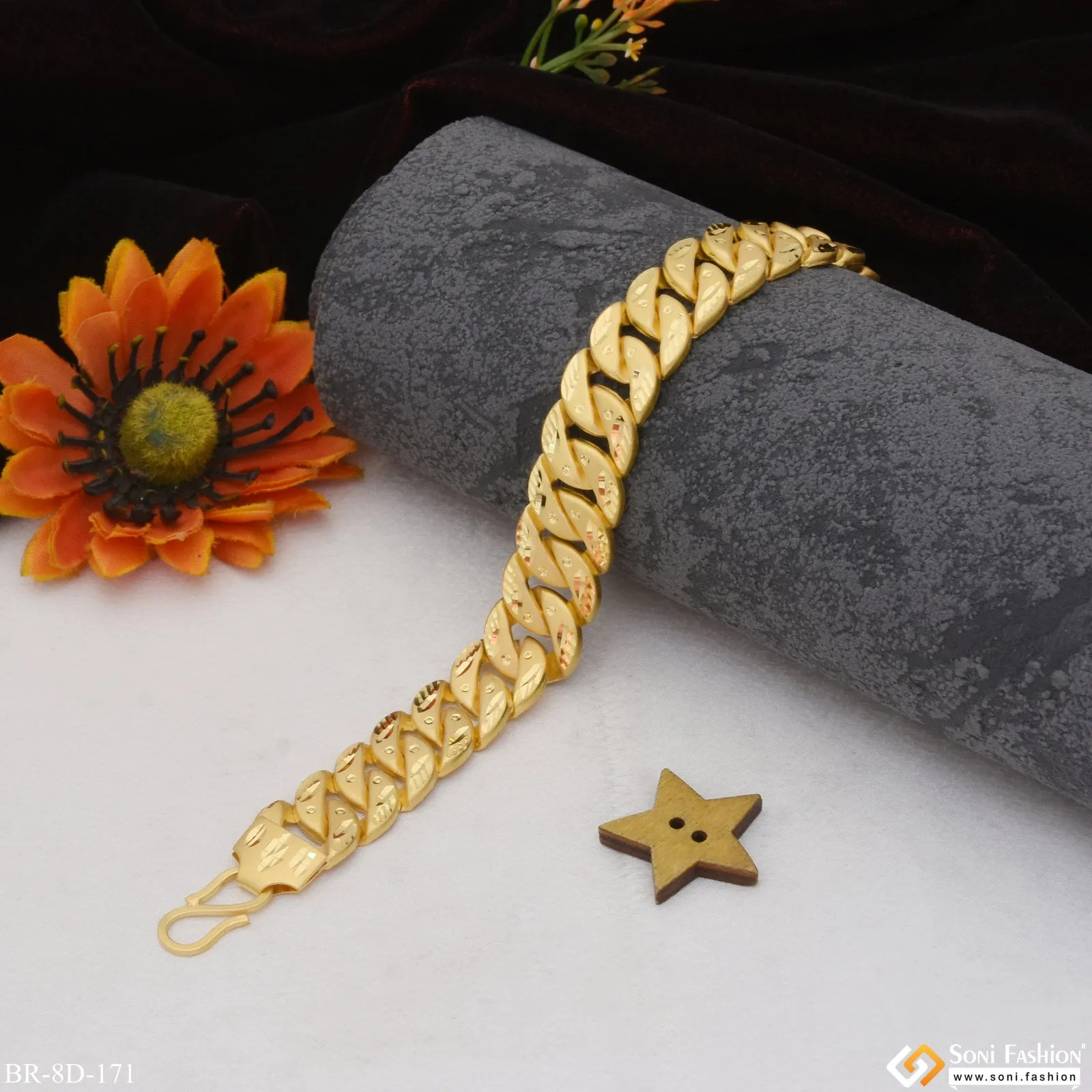 Fancy Design High-Quality Gold Plated Pokal Bracelet for Men - Style D171