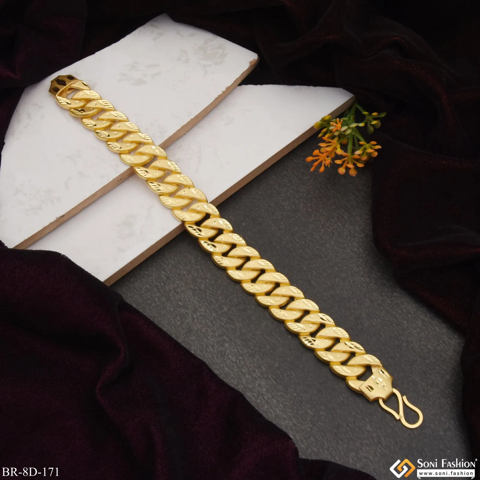 Fancy Design High-Quality Gold Plated Pokal Bracelet for Men - Style D171