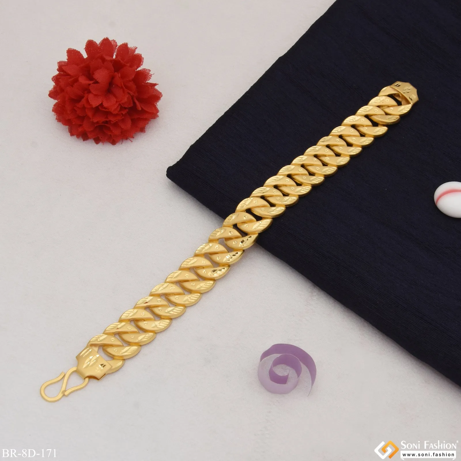 Fancy Design High-Quality Gold Plated Pokal Bracelet for Men - Style D171