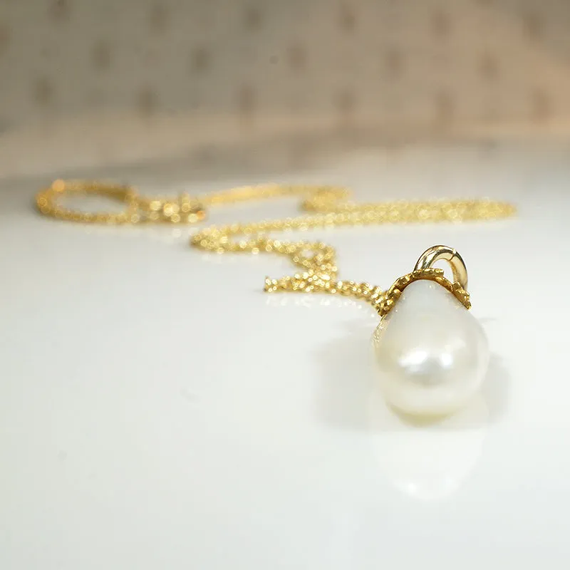 Glossy Baroque Pearl Pendant Crowned in Gold