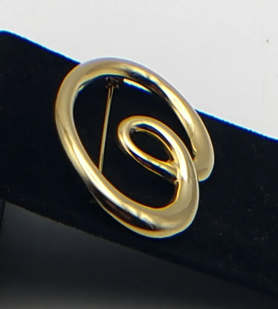 Gold Tone Metal Curly Brooch